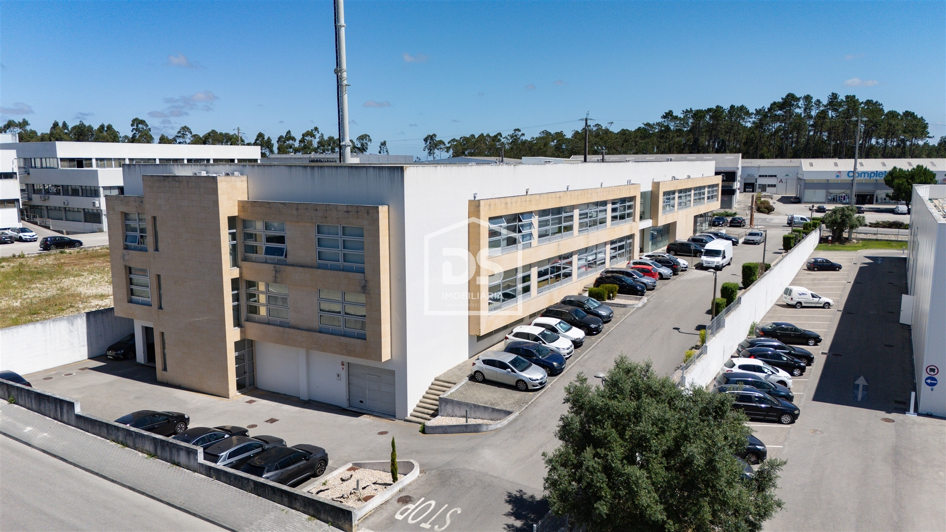 Escritório amplo de 200 m2 com garagem na Marinha Grande