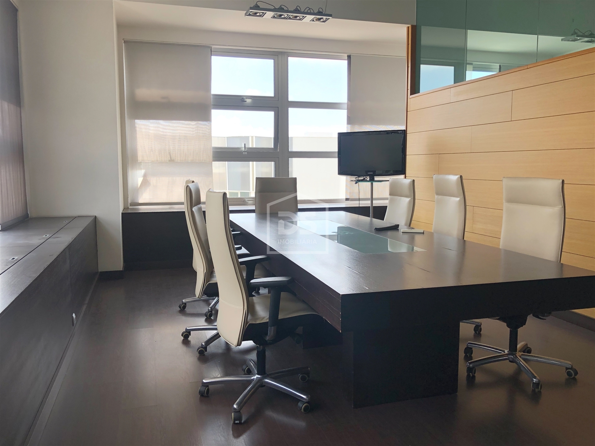 Escritório amplo de 200 m2 com garagem na Marinha Grande